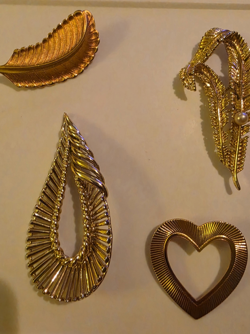 Lot of 4 Vintage Brooches Features Beautiful Gold Tone Designs